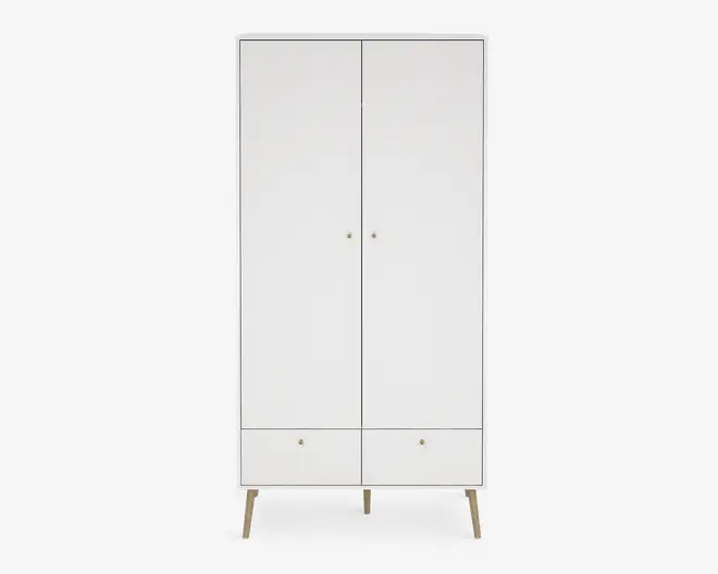 Høj, fritstående skab med minimalistisk design, to store låger med små runde greb og to skuffer nederst. Skabet er mat hvidt og står på fire skråtstillede træben, hvilket giver et moderne og enkelt udtryk.