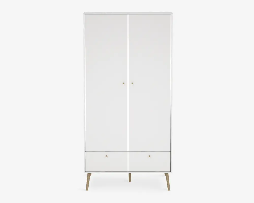 Høj, fritstående skab med minimalistisk design, to store låger med små runde greb og to skuffer nederst. Skabet er mat hvidt og står på fire skråtstillede træben, hvilket giver et moderne og enkelt udtryk.