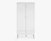 Høj, fritstående skab med minimalistisk design, to store låger med små runde greb og to skuffer nederst. Skabet er mat hvidt og står på fire skråtstillede træben, hvilket giver et moderne og enkelt udtryk.