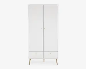 Høj, fritstående skab med minimalistisk design, to store låger med små runde greb og to skuffer nederst. Skabet er mat hvidt og står på fire skråtstillede træben, hvilket giver et moderne og enkelt udtryk.