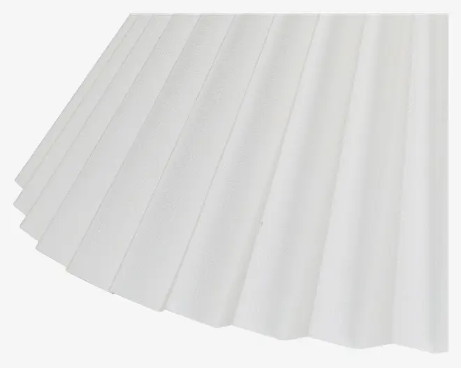 Nærbillede af et hvidt plisseret stof med skarpe, jævnt fordelte lodrette folder, hvilket giver materialet et struktureret og elegant udseende. Stoffet har en glat overflade og en ren, klar hvid farve.