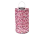 Cylindrisk lanterne med lyserødt blomstermønster på hvid baggrund, udstyret med et metalhåndtag øverst for nem transport. Lanternens gennemsigtige krop lader lyset skinne igennem og skaber en dekorativ effekt. Toppen er solid med en sort detalje omkring håndtagets fastgørelse.