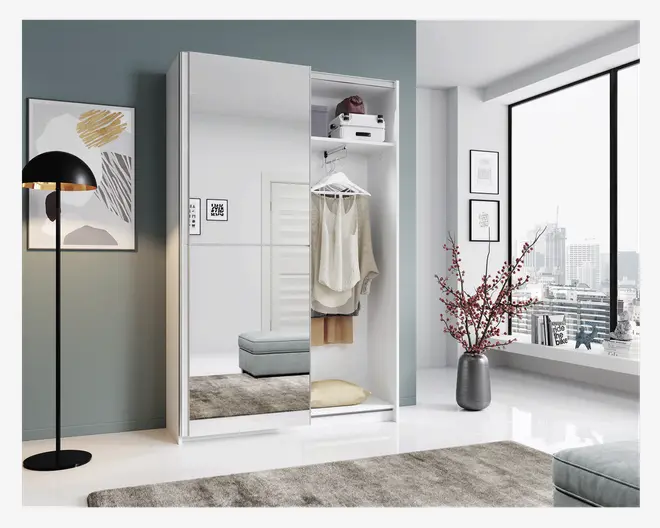 Garderobeskab med en spejllåge