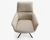 En moderne lænestol med høj ryg og brede, skrå armlæn. Stolen er polstret med glat, lysebeige læder og har en blød, komfortabel sidde- og rygpude. Basen er en sort metalfod med drejefunktion, hvilket giver stabilitet og et moderne udtryk.