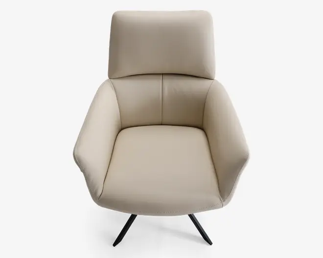 En moderne lænestol med høj ryg og brede, skrå armlæn. Stolen er polstret med glat, lysebeige læder og har en blød, komfortabel sidde- og rygpude. Basen er en sort metalfod med drejefunktion, hvilket giver stabilitet og et moderne udtryk.