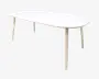 Et moderne bord med en glat, hvid, rektangulær bordplade med afrundede hjørner. Bordet har fire lyse træben, der er let skråtstillede udad, hvilket giver et minimalistisk og nutidigt udtryk. Overfladen er flad og rummelig, velegnet til spisning eller arbejde.