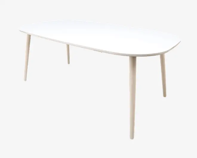 Et moderne bord med en glat, hvid, rektangulær bordplade med afrundede hjørner. Bordet har fire lyse træben, der er let skråtstillede udad, hvilket giver et minimalistisk og nutidigt udtryk. Overfladen er flad og rummelig, velegnet til spisning eller arbejde.