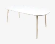 Et moderne bord med en glat, hvid, rektangulær bordplade med afrundede hjørner. Bordet har fire lyse træben, der er let skråtstillede udad, hvilket giver et minimalistisk og nutidigt udtryk. Overfladen er flad og rummelig, velegnet til spisning eller arbejde.