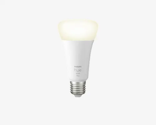 LED-pære med mat hvid top og standard E27 skruefatning. Pæren har et glat, moderne design med let afrundet top. Kroppen er hvid med diskret branding og modelinformation trykt på. Pæren udsender et blødt, varmt hvidt lys.
