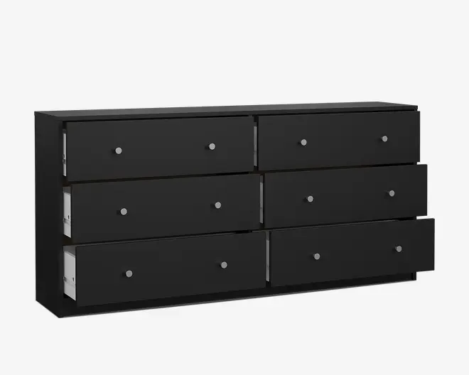 En moderne sort kommode med seks rummelige skuffer arrangeret i to kolonner. Hver skuffe har en lille, rund sølvfarvet knop for nem åbning. Kommoden har et stilrent, minimalistisk design med rene linjer og mat finish. Nogle af skufferne er delvist åbne, hvilket viser den rummelige opbevaringsplads indeni.