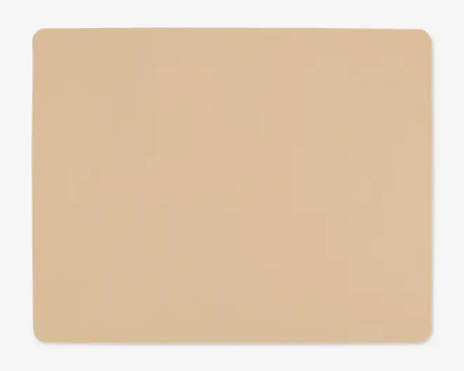 Et rektangulært, lysebrunt underlag med afrundede hjørner og en jævn, ensartet overflade. Kanterne er let hævede, og materialet ser blødt og fleksibelt ud, velegnet til forskellige formål som bagning eller hobbyarbejde.