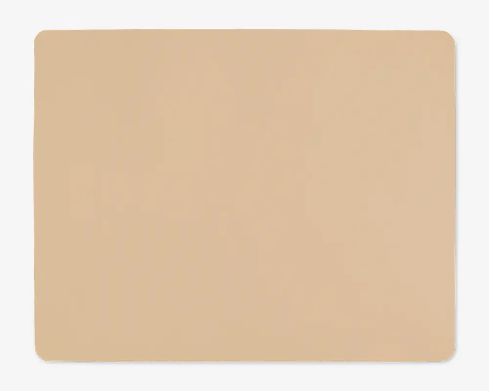 Et rektangulært, lysebrunt underlag med afrundede hjørner og en jævn, ensartet overflade. Kanterne er let hævede, og materialet ser blødt og fleksibelt ud, velegnet til forskellige formål som bagning eller hobbyarbejde.