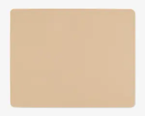 Et rektangulært, lysebrunt underlag med afrundede hjørner og en jævn, ensartet overflade. Kanterne er let hævede, og materialet ser blødt og fleksibelt ud, velegnet til forskellige formål som bagning eller hobbyarbejde.