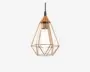 Hængelampe med et geometrisk, åbent metalstel i kobberfinish. Stellet danner en facetslebet, diamantlignende form omkring en synlig pære i vintage-stil. Fatningen og toppen er også kobberfarvede, og lampen hænger i en sort ledning.