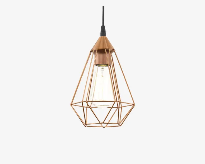 Hængelampe med et geometrisk, åbent metalstel i kobberfinish. Stellet danner en facetslebet, diamantlignende form omkring en synlig pære i vintage-stil. Fatningen og toppen er også kobberfarvede, og lampen hænger i en sort ledning.