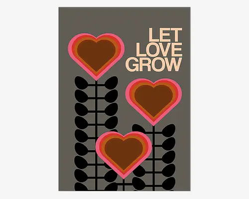 Grafik i retrostil med tre blomster formet som hjerter i lag af brune, orange og pink nuancer. Hver blomst har en sort stilk med ovale blade på begge sider. Baggrunden er mat grå, og teksten 'LET LOVE GROW' står med store, cremefarvede bogstaver øverst til højre.