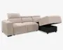 Beige polstret hjørnesofa med brede, firkantede armlæn, ryghynder med tufting og en højre chaiselong eller opbevaringssæde, der er løftet op og afslører en sort indvendig base.