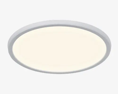 Rundt, fladt loftarmatur med en slank, hvid ramme og en stor, mat diffuser, der giver jævn og blød belysning. Det minimalistiske design passer til moderne indretninger og har et diskret, lavt udseende.