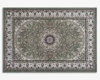 Rektangulært tæppe med et centralt medaljon-design og indviklede blomster- og rankemønstre i grønne, cremefarvede, bordeauxrøde og blå nuancer. Den brede kant er udsmykket med dekorative bladranker og blomster i creme og bordeaux, indrammet af flere tynde accentlinjer. Tæppet har en traditionel persisk-inspireret stil med detaljerede, symmetriske mønstre over hele fladen.