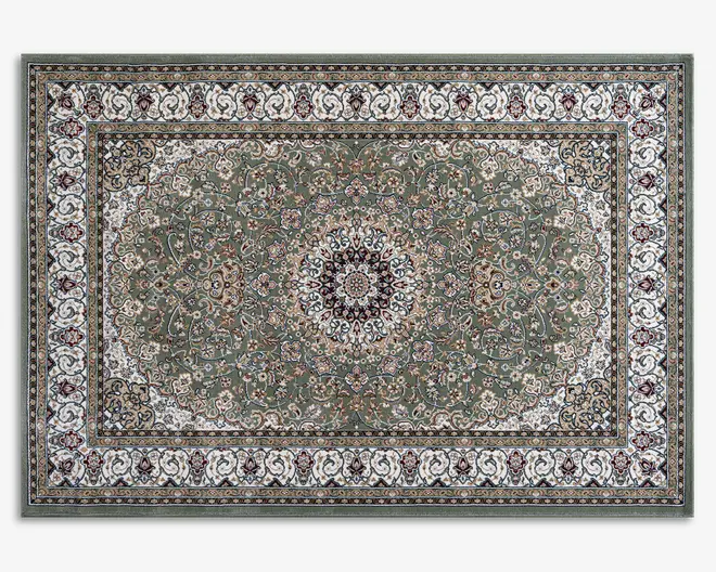 Rektangulært tæppe med et centralt medaljon-design og indviklede blomster- og rankemønstre i grønne, cremefarvede, bordeauxrøde og blå nuancer. Den brede kant er udsmykket med dekorative bladranker og blomster i creme og bordeaux, indrammet af flere tynde accentlinjer. Tæppet har en traditionel persisk-inspireret stil med detaljerede, symmetriske mønstre over hele fladen.