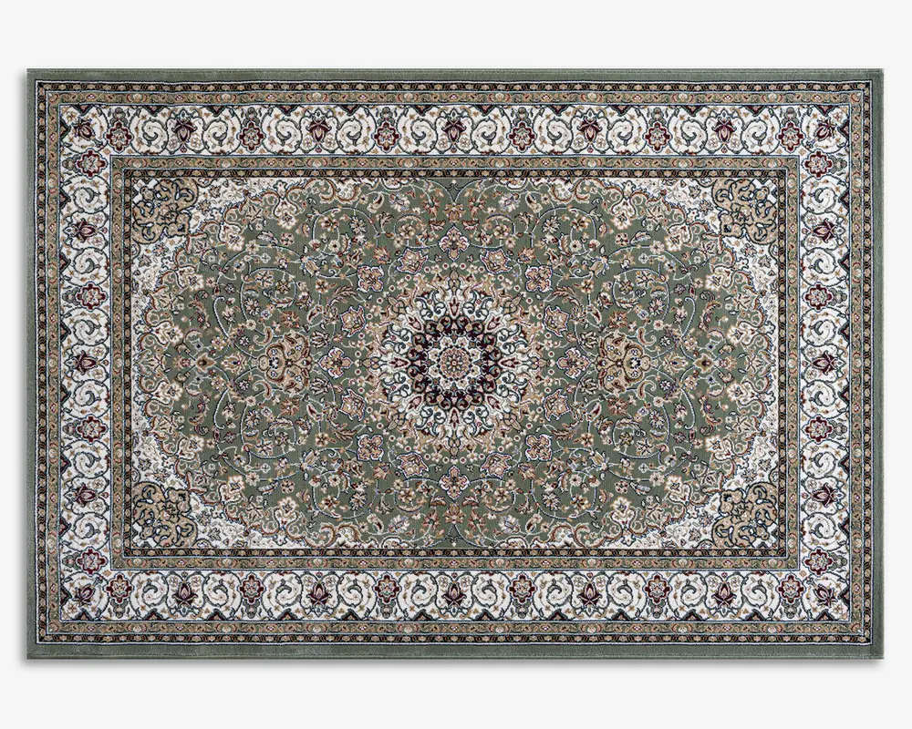 Rektangulært tæppe med et centralt medaljon-design og indviklede blomster- og rankemønstre i grønne, cremefarvede, bordeauxrøde og blå nuancer. Den brede kant er udsmykket med dekorative bladranker og blomster i creme og bordeaux, indrammet af flere tynde accentlinjer. Tæppet har en traditionel persisk-inspireret stil med detaljerede, symmetriske mønstre over hele fladen.