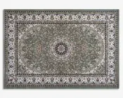 Rektangulært tæppe med et centralt medaljon-design og indviklede blomster- og rankemønstre i grønne, cremefarvede, bordeauxrøde og blå nuancer. Den brede kant er udsmykket med dekorative bladranker og blomster i creme og bordeaux, indrammet af flere tynde accentlinjer. Tæppet har en traditionel persisk-inspireret stil med detaljerede, symmetriske mønstre over hele fladen.