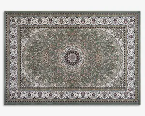 Rektangulært tæppe med et centralt medaljon-design og indviklede blomster- og rankemønstre i grønne, cremefarvede, bordeauxrøde og blå nuancer. Den brede kant er udsmykket med dekorative bladranker og blomster i creme og bordeaux, indrammet af flere tynde accentlinjer. Tæppet har en traditionel persisk-inspireret stil med detaljerede, symmetriske mønstre over hele fladen.