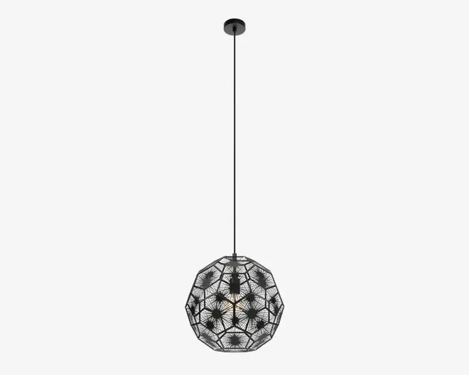 En kugleformet loftslampe med en sort metalramme, der har et indviklet geometrisk mønster af sammenlåste stjerneformer. Det åbne design lader lyset skinne igennem og skaber dekorative skygger. Lampen hænger fra en lang, lige stang, der er fastgjort til en rund loftsroset.