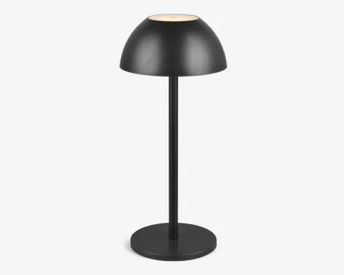 Elegant, moderne lampe med mat sort finish. Lampen har en kuppelformet skærm, en lige cylindrisk stang og en rund, flad fod for stabilitet. Lyskilden er placeret under kuplen og giver et fokuseret, nedadrettet lys. Minimalistisk design, der passer til moderne indretning.