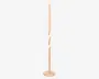 Høj, slank gulvlampe med mat ferskenfarvet finish. Lampen har et moderne, minimalistisk design med en enkelt lodret stang og en spiralformet LED-lysbånd, der snor sig rundt om stangen fra midten og op til toppen. Basen er rund og flad, hvilket giver stabilitet. Udseendet er stilrent og nutidigt, velegnet til moderne indretning.