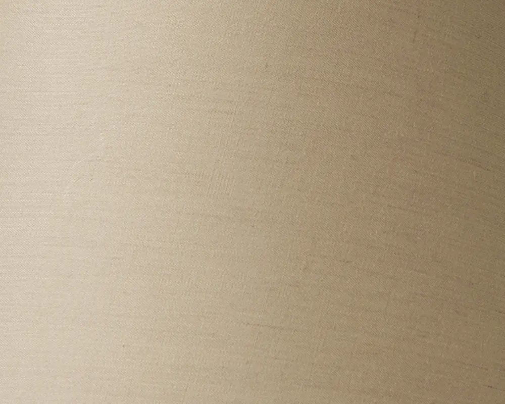 Nærbillede af et glat, lysebeige stof med en diskret vævet struktur. Materialet fremstår blødt og let, med en mat overflade og uden synlige mønstre eller udsmykninger.