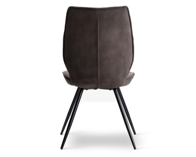 Stol med høj, let buet ryg, polstret med mørkebrunt ruskindslignende materiale. Bagsiden har en lodret syning i midten som detalje. Sædet er formet for komfort, og stolen står på fire slanke, skråtstillede sorte metalben.