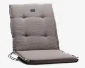 Lys grå, kraftigt polstret hynde med diskret stribet tekstur. Har knap-tuftede detaljer for ekstra komfort og stil. Hynden har høj ryg og sædesection samt stofsnore i siderne til fastgørelse på en stol. Et lille, rektangulært mærkat med brandlogo er syet nær toppen af ryglænet.