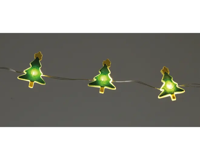 Lyskæde med grønne juletræsformede dæksler, hver med en gul stjerne i toppen. Hvert træ har et lysende punkt i midten, som giver en hyggelig og festlig belysning. Ledningen mellem lysene er tynd og diskret, så de dekorative former træder tydeligt frem.