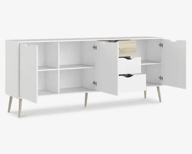 Et moderne, hvidt skab med fire skrå træben. Møblet har tre sektioner: Venstre og højre sektion har hver en låge, der åbner op til to rummelige hylder, mens midtersektionen har to udtræks-skuffer med udskårne greb. Skufferne er stablet oven på hinanden, og den øverste skuffe har en indvendig finish i lyst træ. Designet er minimalistisk og funktionelt, velegnet til moderne indretning.