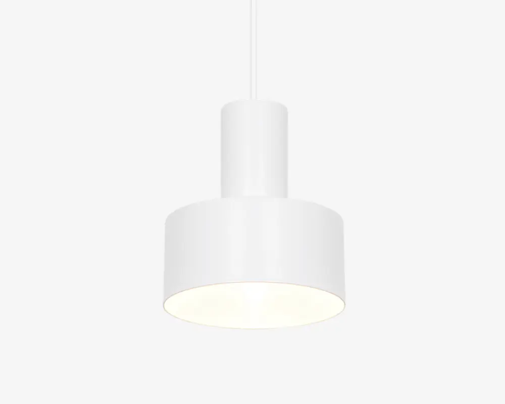 En moderne pendellampe med en glat, cylindrisk skærm i hvidt metal. Designet har rene linjer og en mat finish, hvor lyset rettes nedad for fokuseret belysning. Lampen hænger i en matchende hvid ledning, hvilket giver et minimalistisk og nutidigt udtryk.