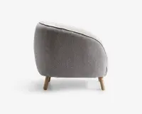 Sidevisning af en moderne stol med rundet, buet ryg og sæde betrukket med lysegråt, tekstureret stof. Stolen har korte, skråtstillede træben, hvilket giver den et moderne og hyggeligt udtryk.