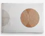 Rektangulært tekstil med et minimalistisk, moderne design. Baggrunden er råhvid og har en stor, central cirkel i en varm brun nuance. Cirklen er dekoreret med symmetriske, buede hvide linjer, der danner et mønster af overlappende buer. Til venstre ses en udtonet, delvis cirkel med lignende hvide linjer, som giver visuel balance. Udtrykket er rent og geometrisk, velegnet til moderne indretning.