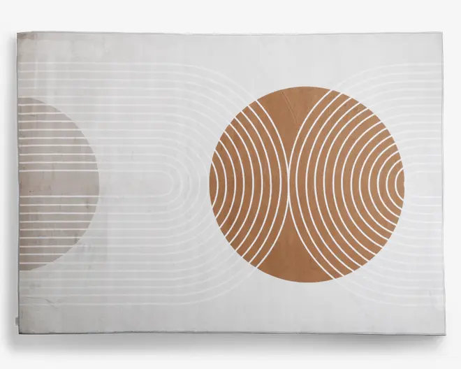 Rektangulært tekstil med et minimalistisk, moderne design. Baggrunden er råhvid og har en stor, central cirkel i en varm brun nuance. Cirklen er dekoreret med symmetriske, buede hvide linjer, der danner et mønster af overlappende buer. Til venstre ses en udtonet, delvis cirkel med lignende hvide linjer, som giver visuel balance. Udtrykket er rent og geometrisk, velegnet til moderne indretning.