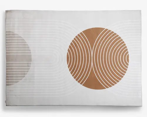 Rektangulært tekstil med et minimalistisk, moderne design. Baggrunden er råhvid og har en stor, central cirkel i en varm brun nuance. Cirklen er dekoreret med symmetriske, buede hvide linjer, der danner et mønster af overlappende buer. Til venstre ses en udtonet, delvis cirkel med lignende hvide linjer, som giver visuel balance. Udtrykket er rent og geometrisk, velegnet til moderne indretning.