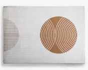 Rektangulært tekstil med et minimalistisk, moderne design. Baggrunden er råhvid og har en stor, central cirkel i en varm brun nuance. Cirklen er dekoreret med symmetriske, buede hvide linjer, der danner et mønster af overlappende buer. Til venstre ses en udtonet, delvis cirkel med lignende hvide linjer, som giver visuel balance. Udtrykket er rent og geometrisk, velegnet til moderne indretning.