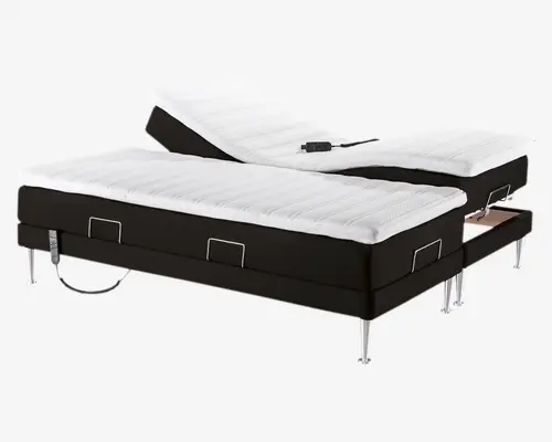 En moderne elevationsseng med to separate liggeflader, hver med en hvid, quiltet madras og sort bund. Sengen har metalben og metalbøjler ved fodenden af hver madras for at holde dem på plads. Den ene side af sengen er hævet ved hoved- og knæområdet for at vise justeringsmulighederne, og en fjernbetjening ligger på den hævede del.