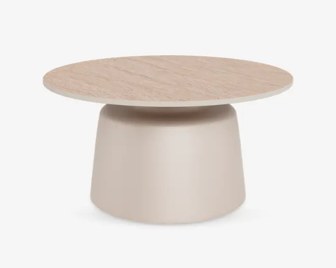 Rundt bord med en lys træmønstret bordplade og en glat, mat beige cylindrisk base. Bordpladen har en naturlig finish, mens basen er massiv og let tilspidset, hvilket giver møblet et moderne og minimalistisk udtryk.