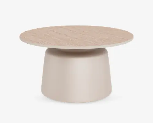 Rundt bord med en lys træmønstret bordplade og en glat, mat beige cylindrisk base. Bordpladen har en naturlig finish, mens basen er massiv og let tilspidset, hvilket giver møblet et moderne og minimalistisk udtryk.