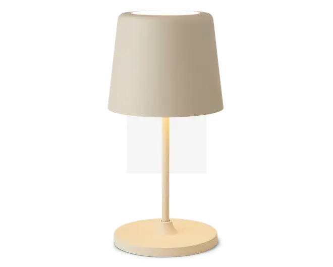 En moderne bordlampe med mat beige finish. Lampen har en cylindrisk fod, en slank, lige stang og en let konisk, tromleformet lampeskærm. Designet er minimalistisk, og lampen udsender et blødt, varmt lys fra toppen af skærmen.