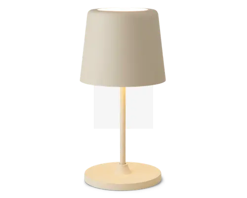 En moderne bordlampe med mat beige finish. Lampen har en cylindrisk fod, en slank, lige stang og en let konisk, tromleformet lampeskærm. Designet er minimalistisk, og lampen udsender et blødt, varmt lys fra toppen af skærmen.
