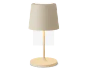 En moderne bordlampe med mat beige finish. Lampen har en cylindrisk fod, en slank, lige stang og en let konisk, tromleformet lampeskærm. Designet er minimalistisk, og lampen udsender et blødt, varmt lys fra toppen af skærmen.