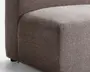 Nærbillede af et sofahjørne med en glat, afrundet armlæn og sæde. Betrækket er et tekstureret, mellembrunt stof med et diskret vævemønster. Designet er moderne og minimalistisk med rene linjer og et blødt, polstret udseende.