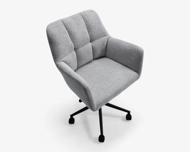 En moderne kontorstol med lysegråt polstret stof, der har en blød sædehynde, ryglæn og armlæn for ekstra komfort. Ryglænet har et tuftet design med lodrette og vandrette syninger. Stolen står på en sort fembenet fod med hjul for nem bevægelse.