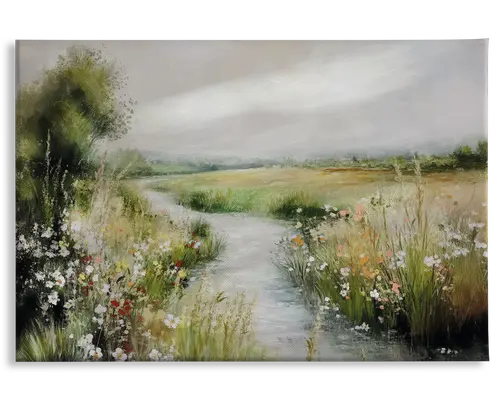 Billedet viser et fredeligt landskabsmaleri med en snoet sti eller bæk, der løber gennem en frodig eng. I forgrunden er der højt græs og vilde blomster i forskellige farver, herunder hvid, rød og lyserød. Til venstre ses et stort, løvfyldt træ med bløde, slørede kanter, hvilket bidrager til den rolige stemning. Baggrunden forsvinder ud i fjerne marker og en overskyet, grå himmel, hvilket skaber en fredelig og drømmende atmosfære.